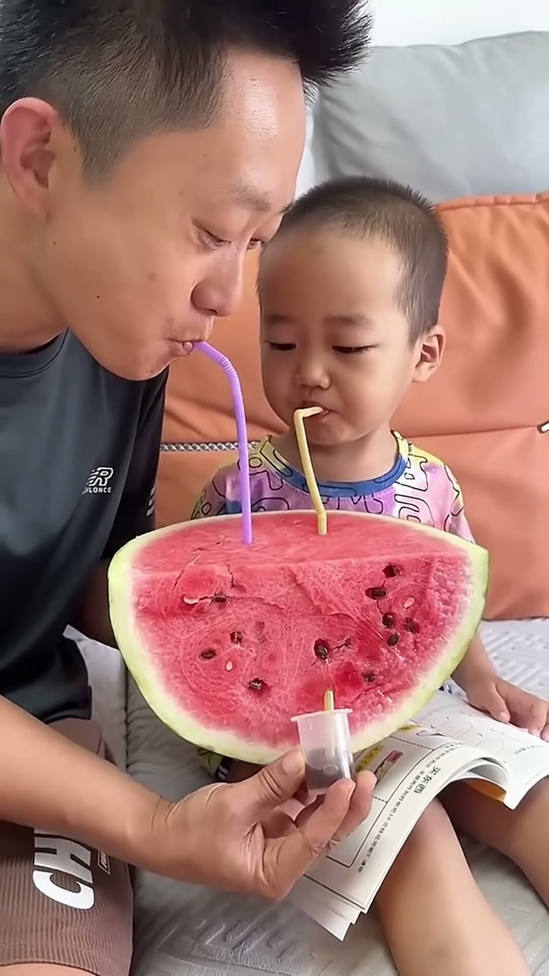 儿子不喝药，爸爸有办法#Cute baby#Cute#呆萌小米宝#聪明宝宝#萌娃#整蛊#测试
