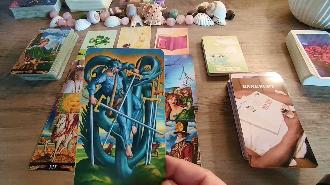 ⭐🔮 QUESTA PERSONA TI STA GUARDANDO DA LONTANO...CON AMMIRAZIONE!❤️IL KARMA STA PER AGIRE🔥 #tarot 