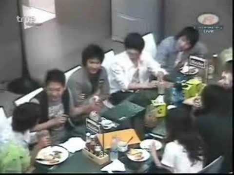 อาหารกลางวันวันศุกร์-กู๊ดแกล้งไม่ให้นัทนั่ง&นัทให้กู๊ดป้อน