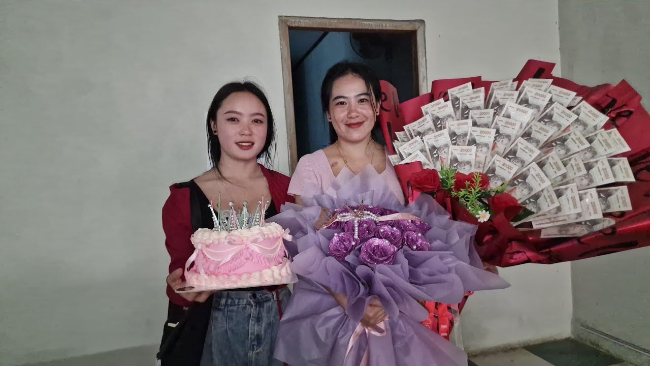 Nkauj mim wb mus yuav khoom Valentine rau ib tug phooj ywg