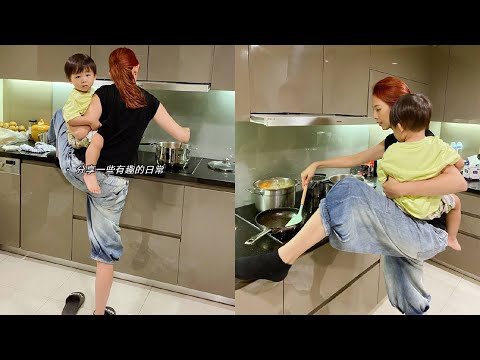 蔡少芬一手抱兒子一手炒菜 腳踩竈臺姿勢超霸氣