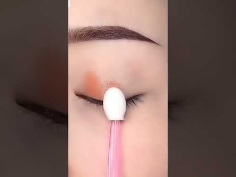 فيديو: كيفية ارتداء ظلال العيون باللون الخوخى (بالصور)