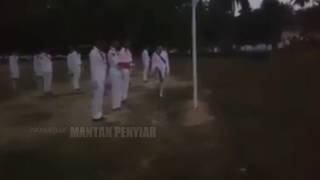 Penurunan bendera oleh paskibraka 2018 ● Ada penampakan pada menit 01.34