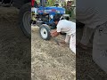 地面に刺さらない金属片:トラクターの前輪が挑んだ一瞬の失敗