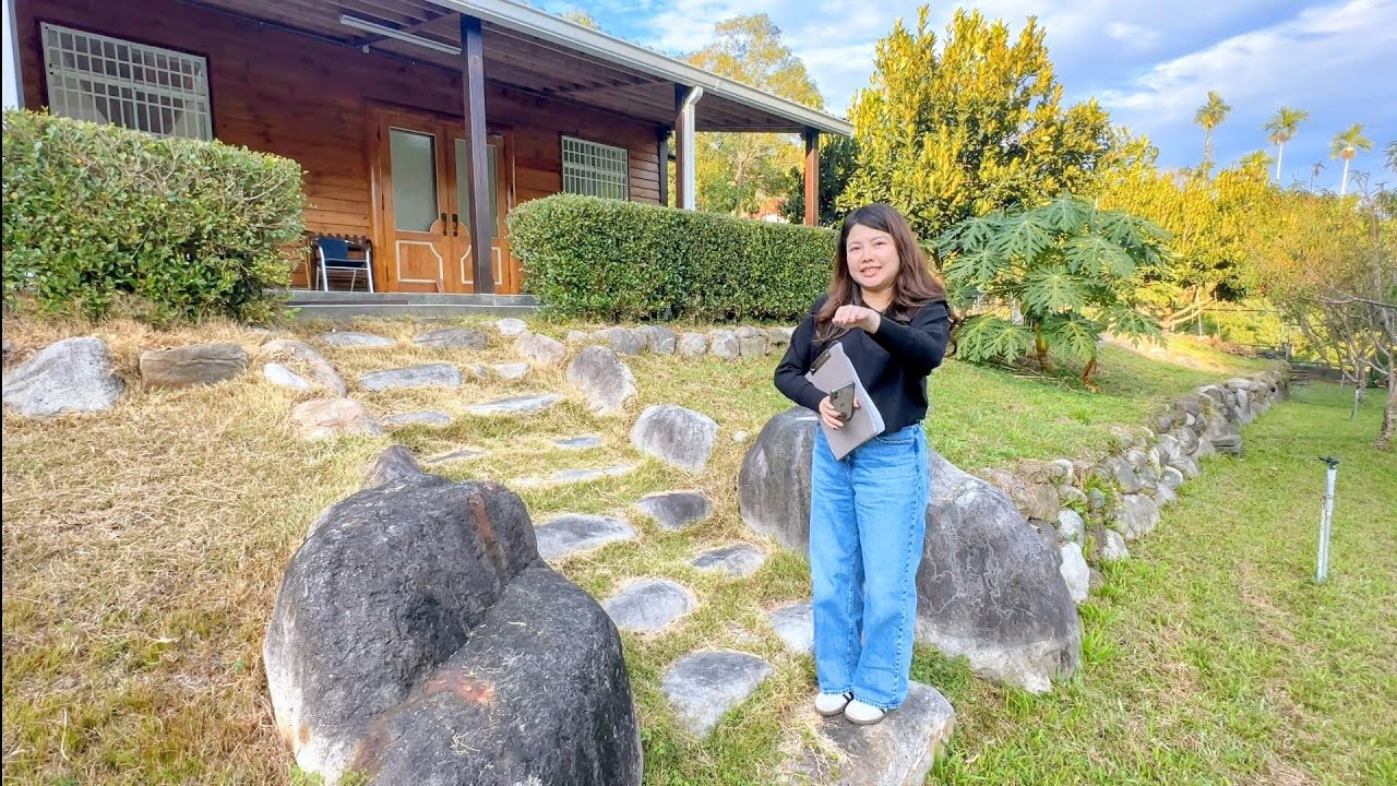 🍎獨門獨院祕境❤️現在開價1498萬🥹海拔520有門牌（合法農舍）H鋼構原木加強設計大室內大四房2廳2衛我家門前小河群山環繞渡假休閒莊園有水有電園內用心設計果樹台中東勢0977188512傅晏棠房地產