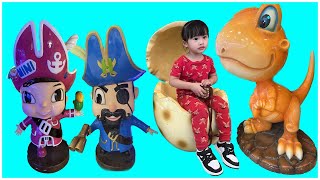 น้องเจลีน l เล่นกับไดโนเสาร์ และ โจรสลัด หยอดเกมส์ตู้ ตีตุ่น ขับเรือ ที่เซนทรัล 🐱‍🐉 screenshot 4