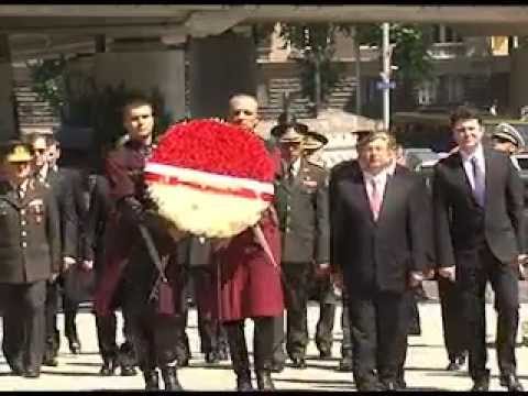 ისმეთ ილმაზი გმირთა მემორიალთან