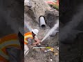 انفجار أنبوب المياه مع تسريب عالي الضغط