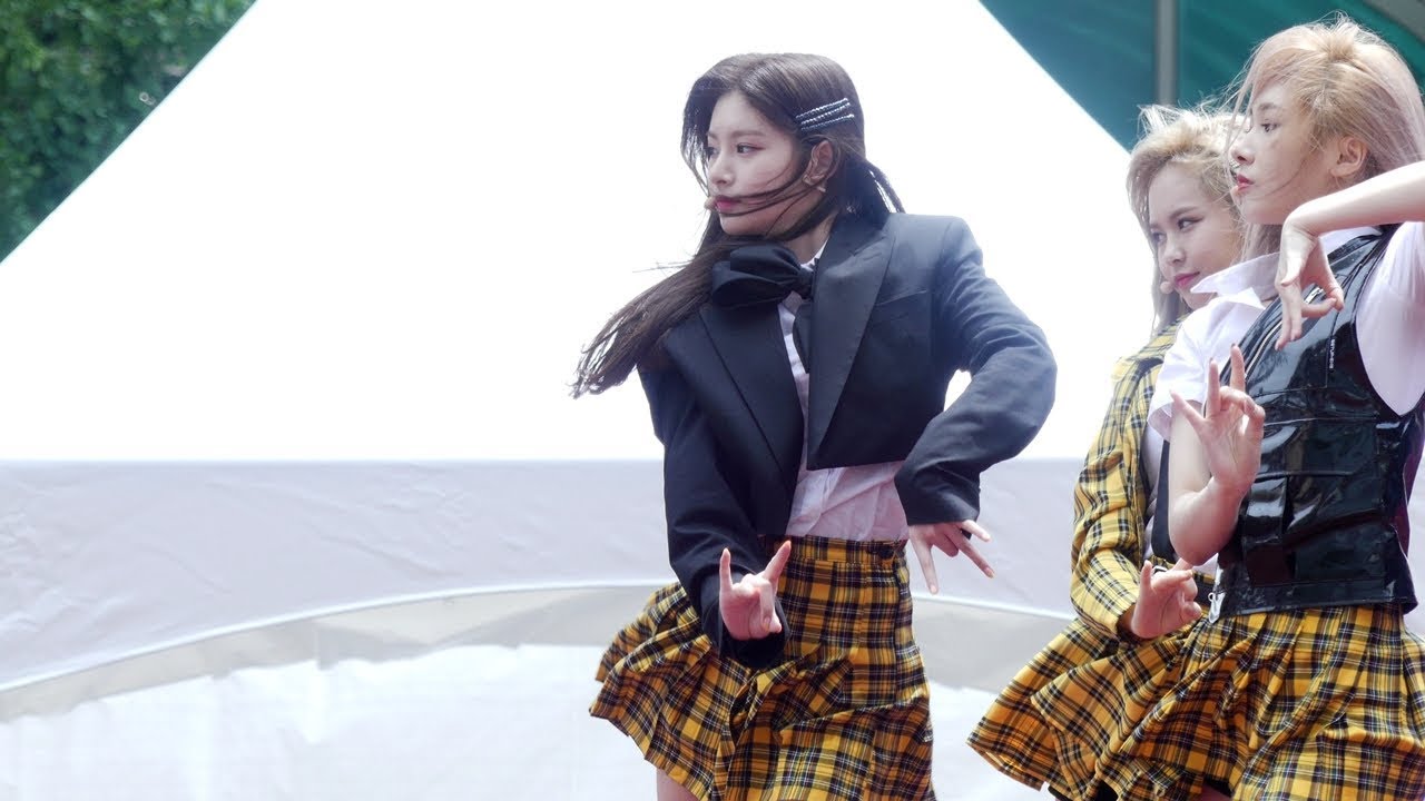 [UHD] 19.05.25 에버글로우 (EVERGLOW) 왕이런 - 봉봉쇼콜라 (Bon Bon Chocolat) 2019 u클린 콘서트 직캠 Fancam