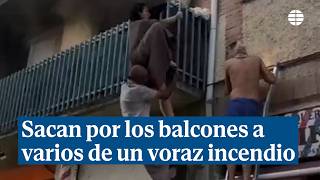 Rescatan de un incendio mediante unas escaleras a los vecinos de un edificio de Valdemorillo
