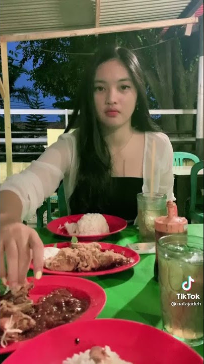 Halu. makan bareng cewek buat manasin mantan