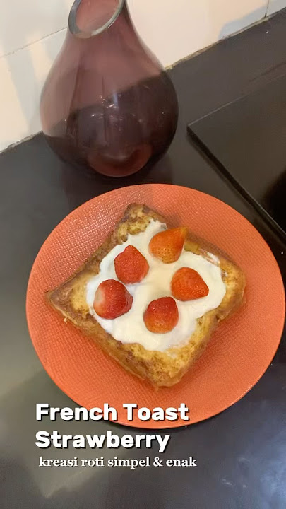 Kreasi Roti Tawar yg bosen gitu2 aja... cobain yu #frenchtoast #strawberry #rotirawar #breakfast
