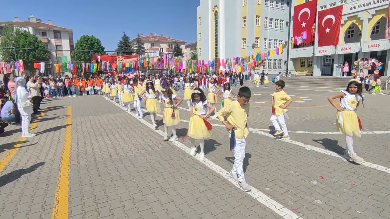 3D Sınıfı Öğrencilerinin Damat Halayı Halk Oyunu Gösterisi
