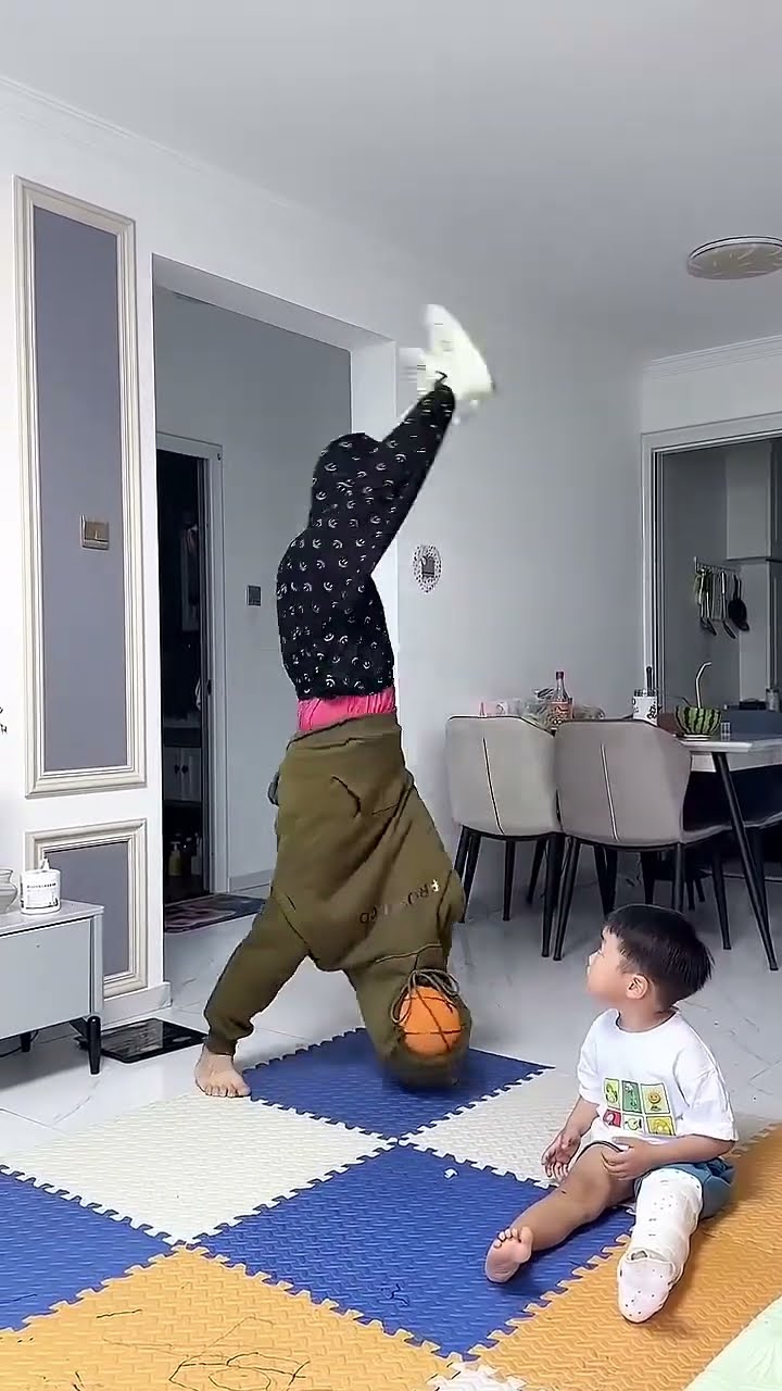 爸爸带娃花样百出，儿子给逗乐了！#Cute baby#Cute#呆萌小米宝#聪明宝宝#萌娃