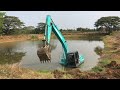 รถขุด ลื่นตกสระน้ำจะช่วยได้หรือไม่มาดู.? Accident Excavator  KOBELCO SK200 Ta! CAT320B