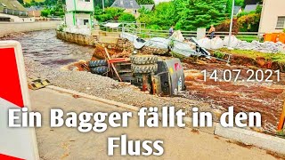 #Unwetter- Katastrophe   Hochwasser in #NRW:  Ein Bagger fällt in den Fluss.Pockau Marienberger.st