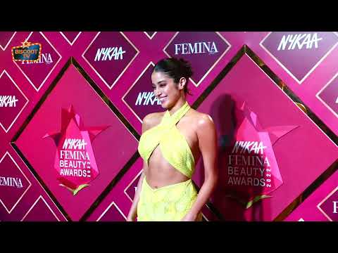 Bollywood BeautyJanhvi Kapoor Gorgeous Look In Green Dress  At Nykaa Femina Beauty Awards 2022