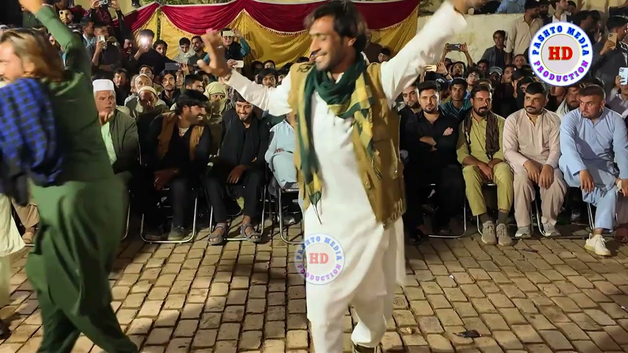 Ro Ro Raza Gule Ro Ro Raza | Shah Farooq | Pashto New Song | With Mast Dance 2025 By @pashtomp auf YouTube ansehen Ro Ro Raza Gule Ro Ro Raza | Shah Farooq | Pashto New Song | With Mast Dance 2025 By @pashtomp auf YouTube ansehen