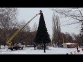 В детском городке «Сказка» устанавливают новогоднюю елку