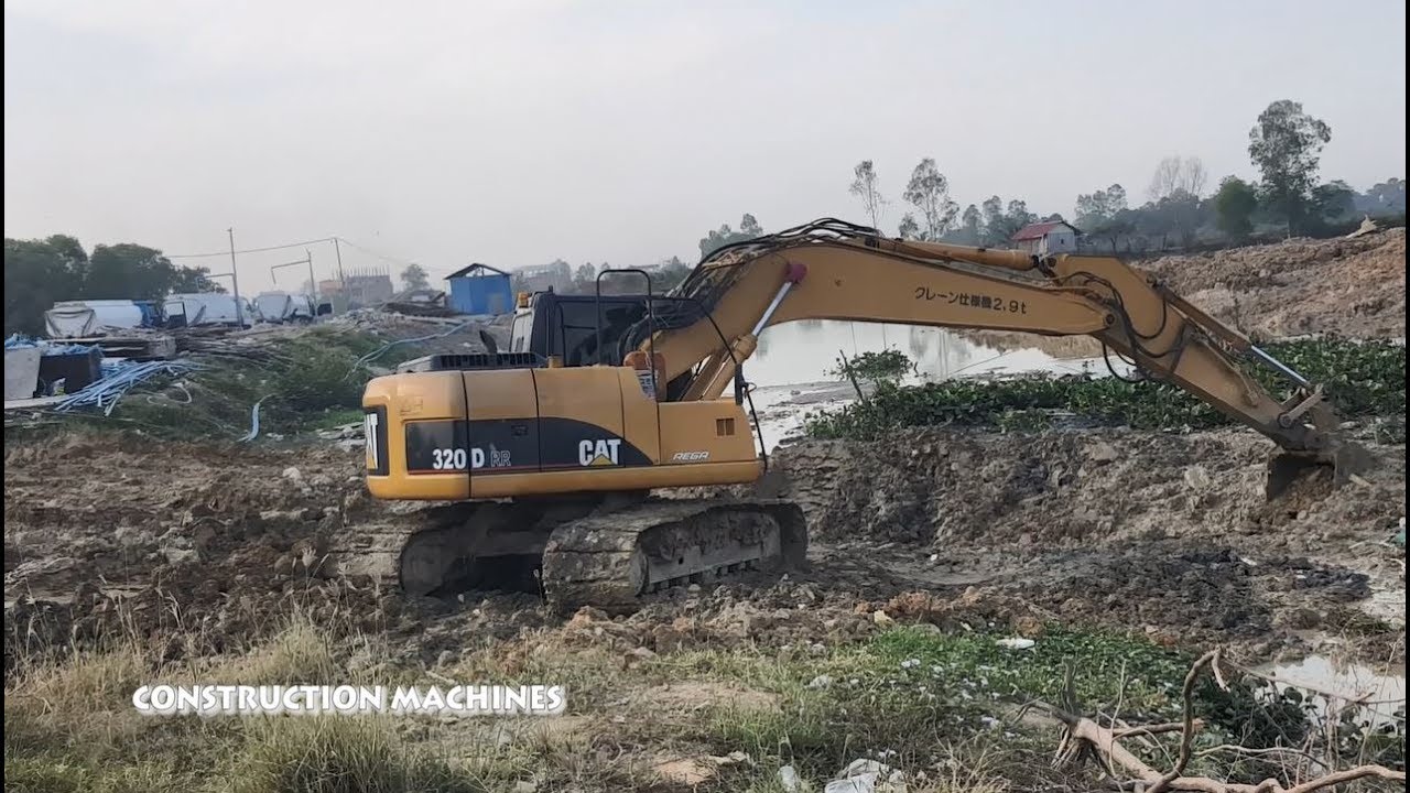 Excavator Cat 320D Digging - Technique filling Soil In Heavy Mud Ditch ...