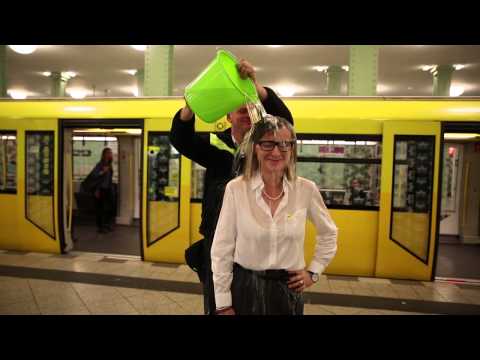 BVG-Chefin Nikutta bei der IceBucketChallenge