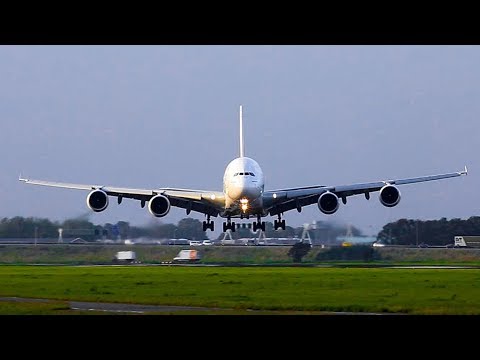 A380 Emirates EXTREME Crosswind landing