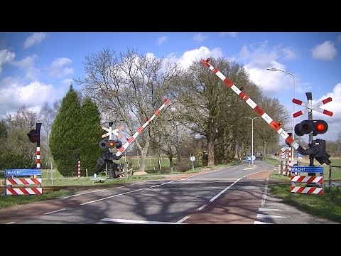 Spoorwegovergang Laren-Almen // Dutch railroad crossing