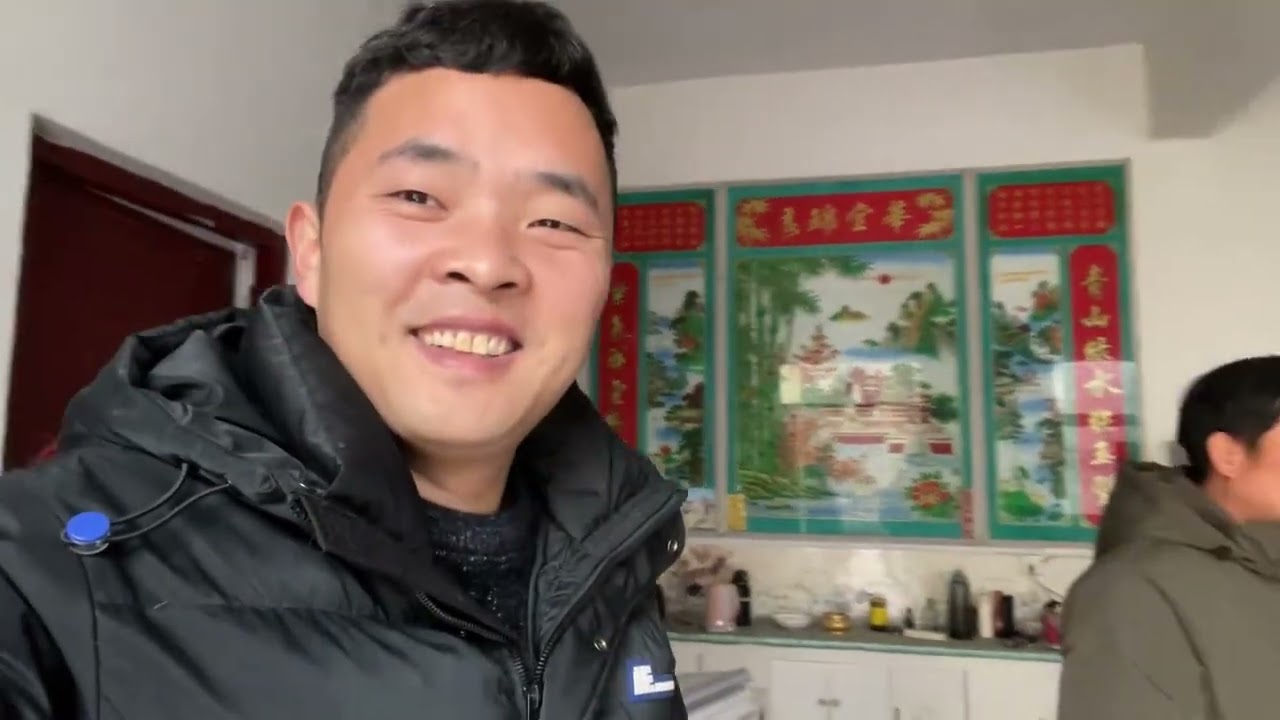 亲爹在家又和别人视频，村里人都在劝他，小心被人骗钱了 #我的乡村生活 #日常vlog #货卡车 #农村生活