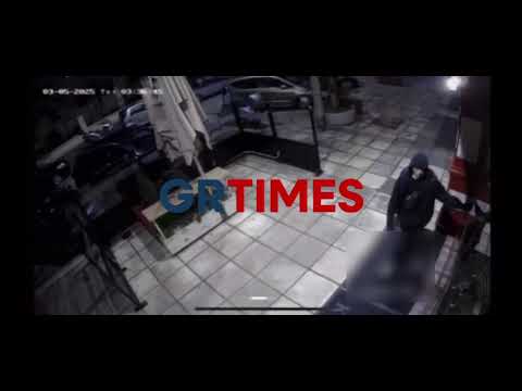 H στιγμή που διαρρήκτες μπουκάρουν σε γνωστό μαγαζί της Θεσσαλονίκης