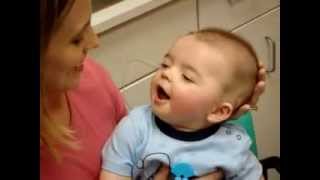Koklear implant olan 8 aylık bebeğin annesinin sesini ilk duyduğu an