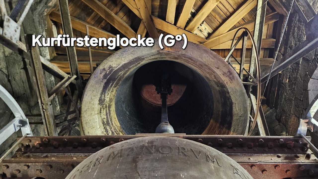 Läuten der Kurfürstenglocke in der Stiftskirche Neustadt an der Weinstraße.