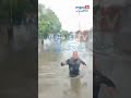 Teniente saca a estudiantes de guagua que se quedó en inundación en Guaynabo