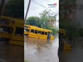 Teniente saca a estudiantes de guagua que se quedó en inundación en Guaynabo