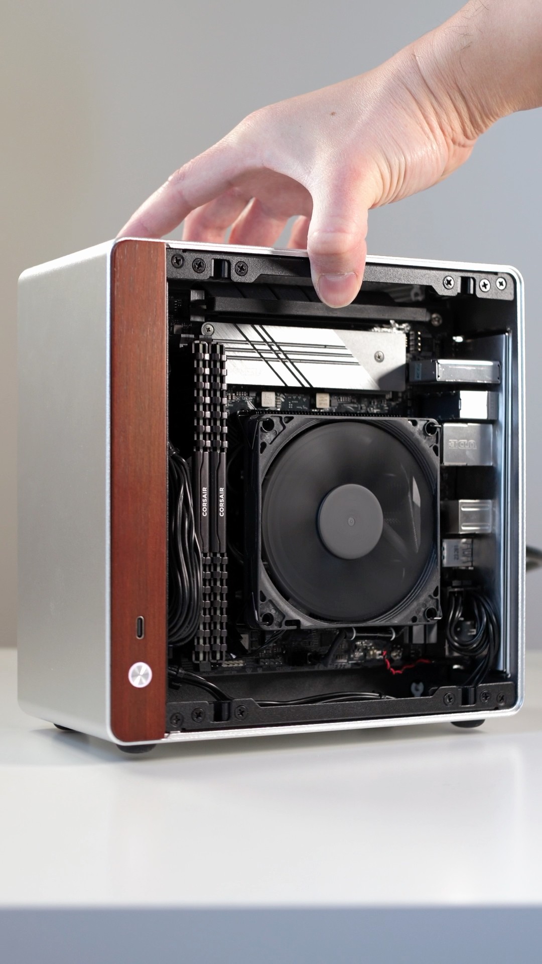 The EASIEST Tiny ITX Gaming PC to build right now - YouTube