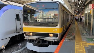 【ﾐﾂB11編成　TK出場回送（指定保全）】E231系0番台ﾐﾂB11編成　回送表示で新宿駅11番線を警笛鳴らして発車するシーン