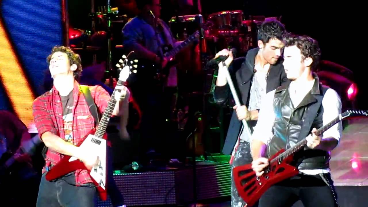 Heart And Soul - Jonas Brothers PNC Bank Arts Center, Holmdel, NJ 8/16/10