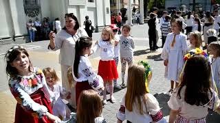 Ось так водили гаївки біля Архикатедрального Собору у Тернополі