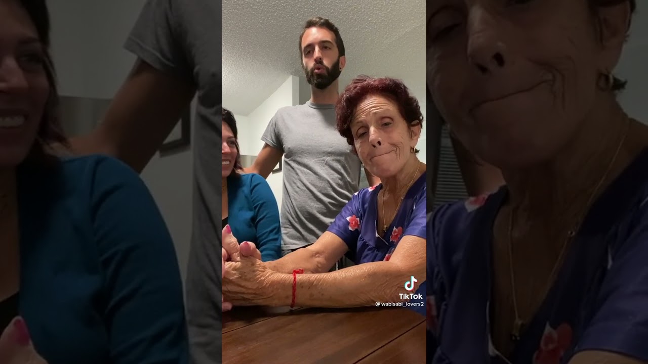 Pidiendo Beca  con la abuelita! #kompamemes