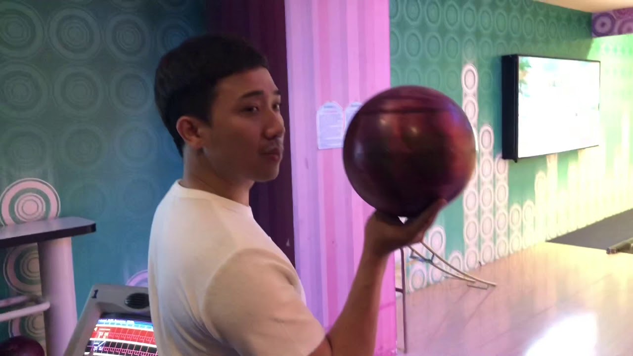 Trấn Thành hướng dẫn em vợ cách chơi bowling cực chất!!!