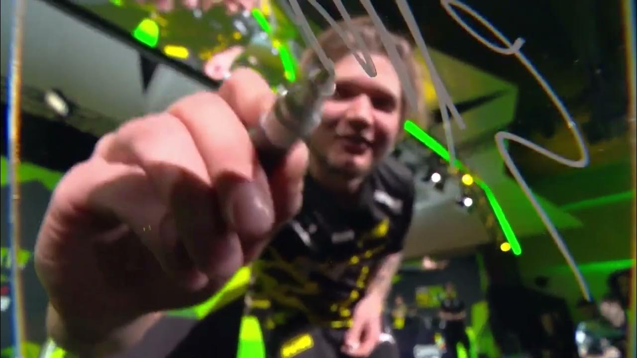 Симпл нави. Саша симпл гиф. S1mple steam. Симпл расписывается на камере обои гиф. Симпл автограф на камере.