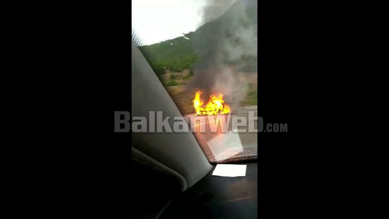 Makina përfshihet nga flakët teksa zbriste në kthesat tek Qafa e Thanës