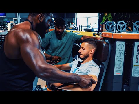 Le Bodybuilder IFBB Pro Bionic Body et son frère me détruisent les Pectoraux