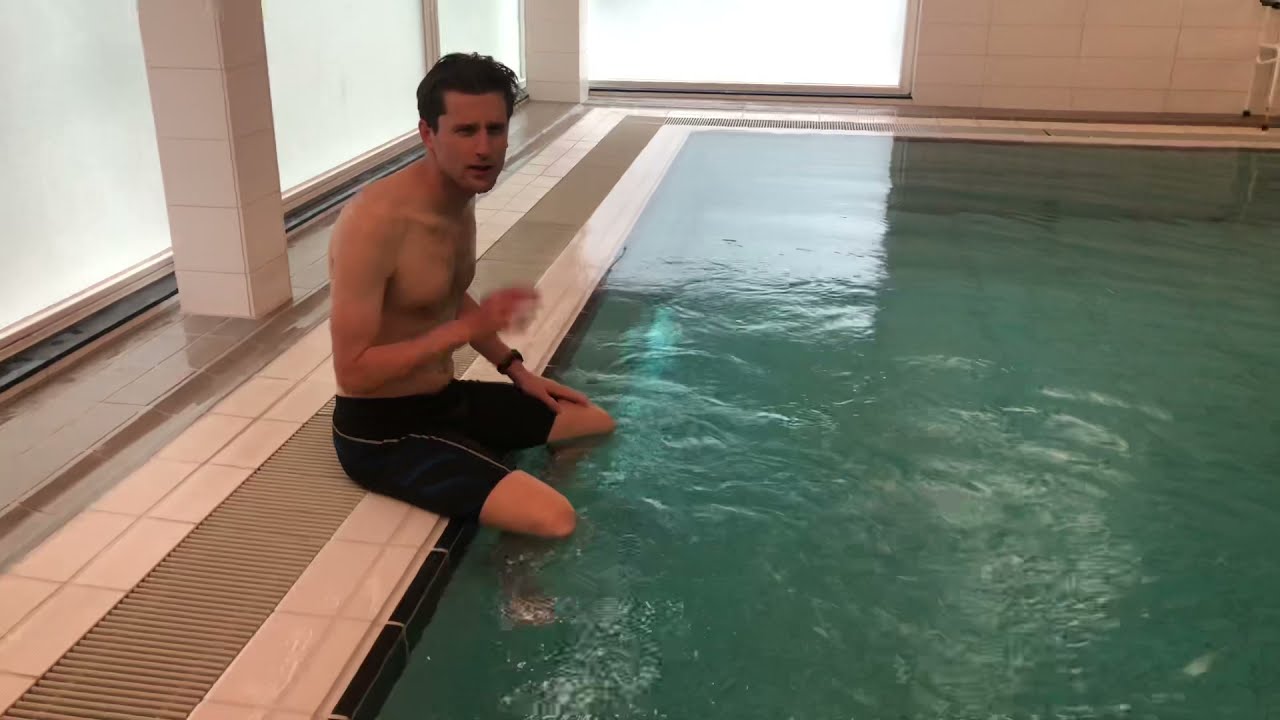 Dolfijn; 2/5 watertrappen oefen op de kant