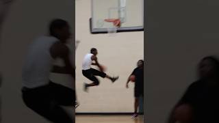 Crazy acrobatic layup !