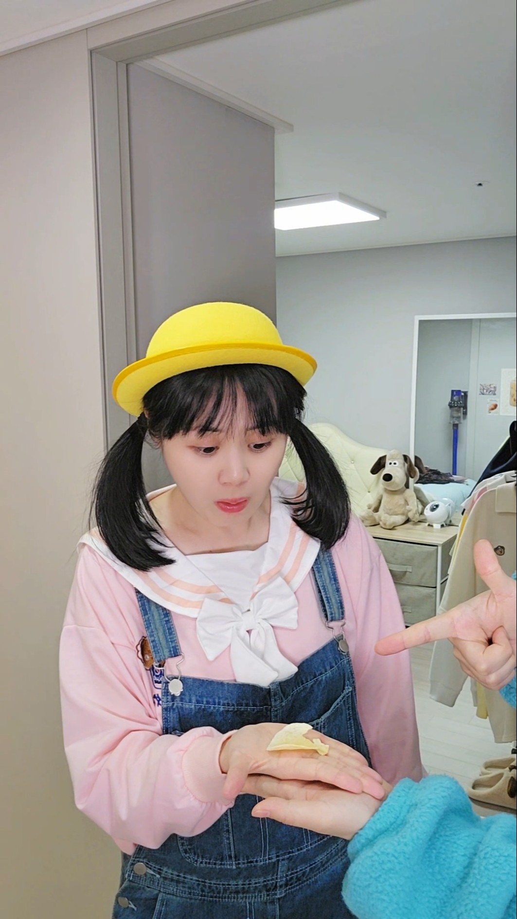 감자칩 부수는 마법??The magic of breaking potato chips#funny #shorts