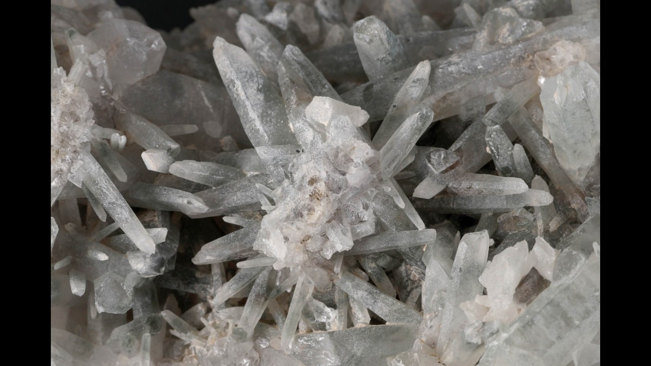 甲武信鉱山産緑水晶 クラスター 2.1kg / Japanese Quartz - YouTube