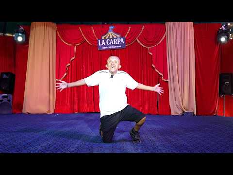 Marcianito haciendo estand comedy en el circo