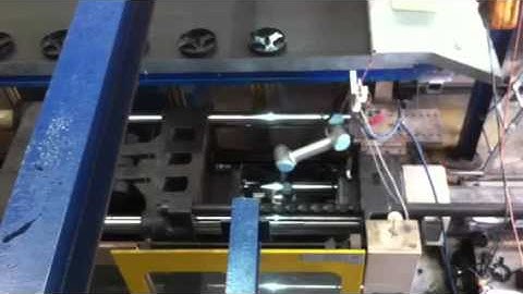 Injection moulding machine IMM with Universal Robots