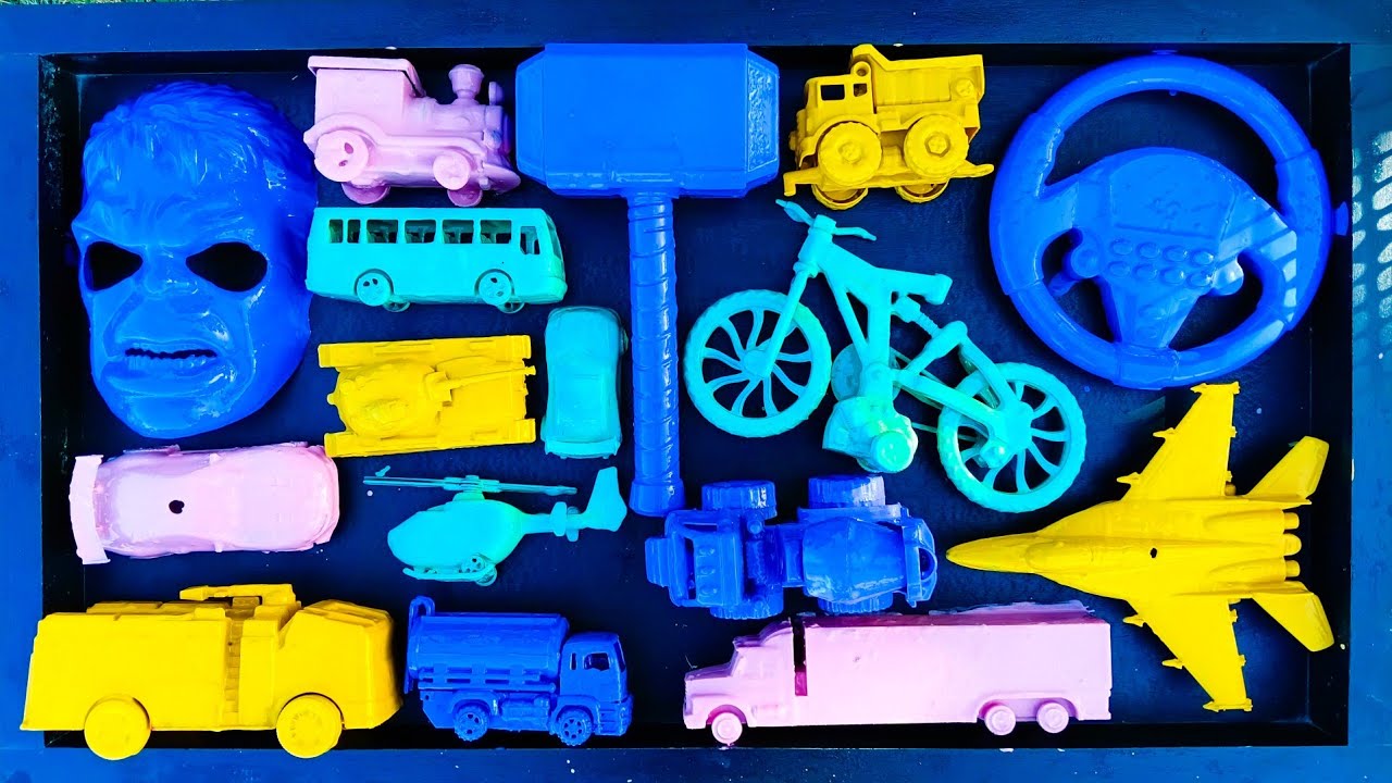 Membersihkan mobil mobilan,mobil balap,truk molen,truk sampah,mobil polisi,bus tolelet,mobil tayo