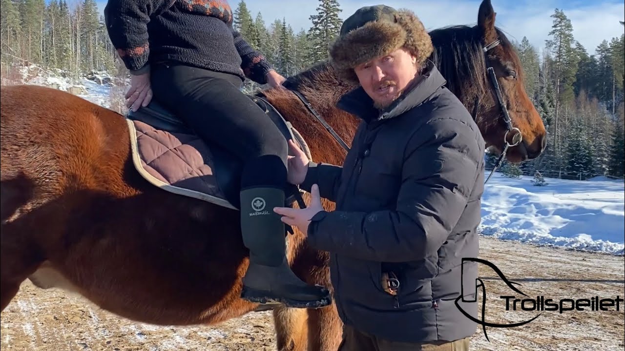 Pelle vrir Hannes hofteledd på plass, slik at skjenklene kommer på rett plass!